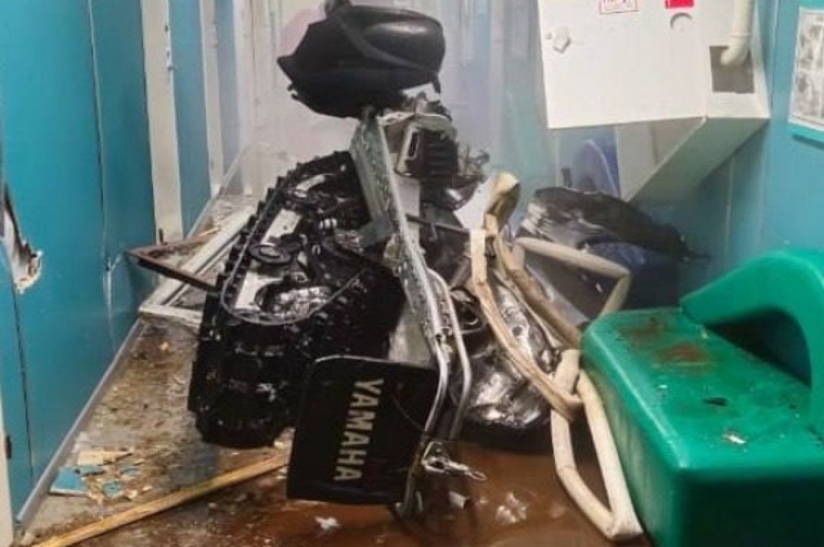    Молодой человек влетел в здание местной больницы и погиб от полученных травм.