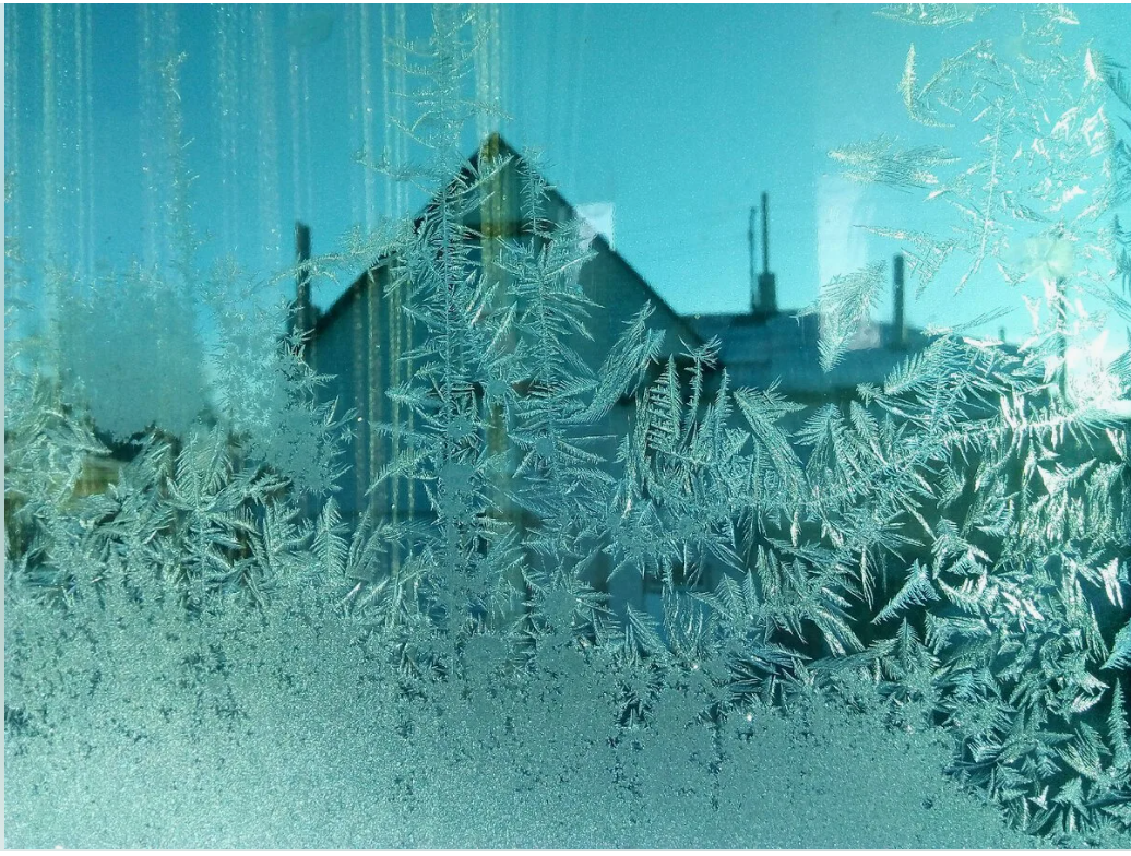 В детстве я жила в местности с настоящей холодной зимой. Морозные узоры на окнах были обыденностью.-2