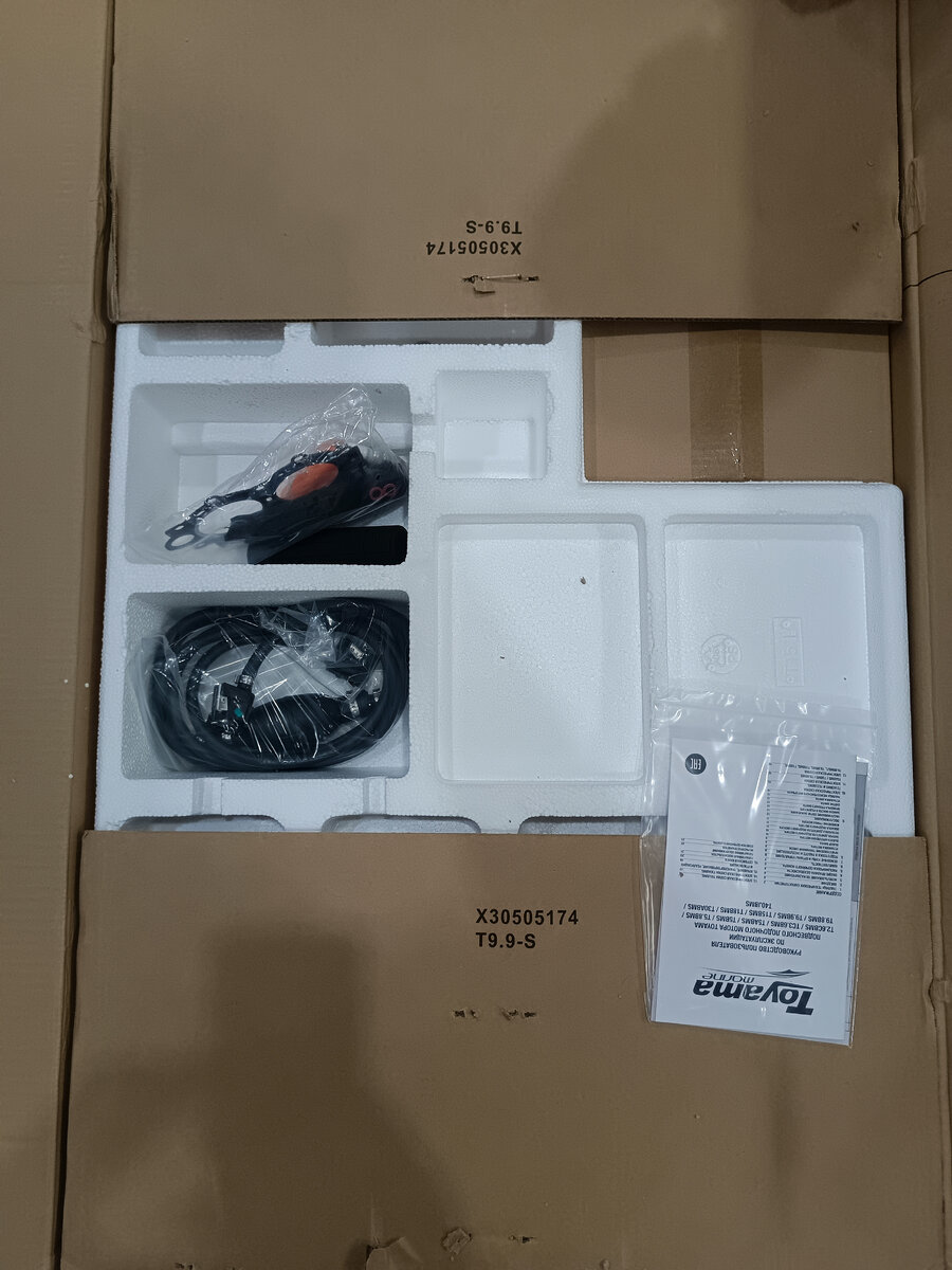 Рукоятка на румпель, набор прокладок и две запасные свечи, топливопровод с грушей и руководство по эксплуатации