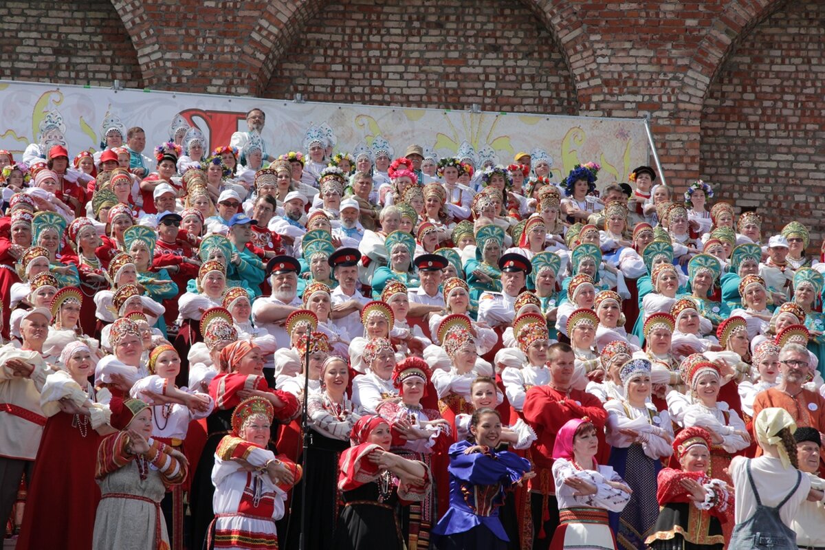 Хор в Коломне поёт "Небо славян"