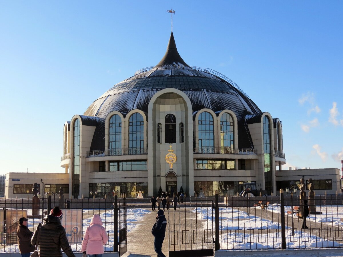 Новое здание Тульского государственного музея оружия, которое открылось в 2012 году. Своей формой оно напоминает шлем-шишак. Источник: wikimedia.org
