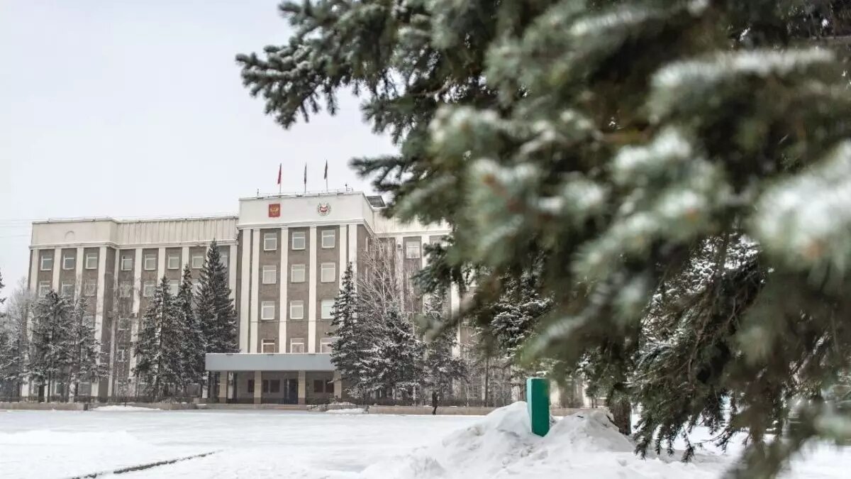     Ситуация с распространением заразного узелкового дерматита остается на контроле властей Хакасии. Правительство и муниципальные власти занимаются ликвидацией заболевания и его последствий. Рассказываем, какие меры предпринимают в разных районах республики.