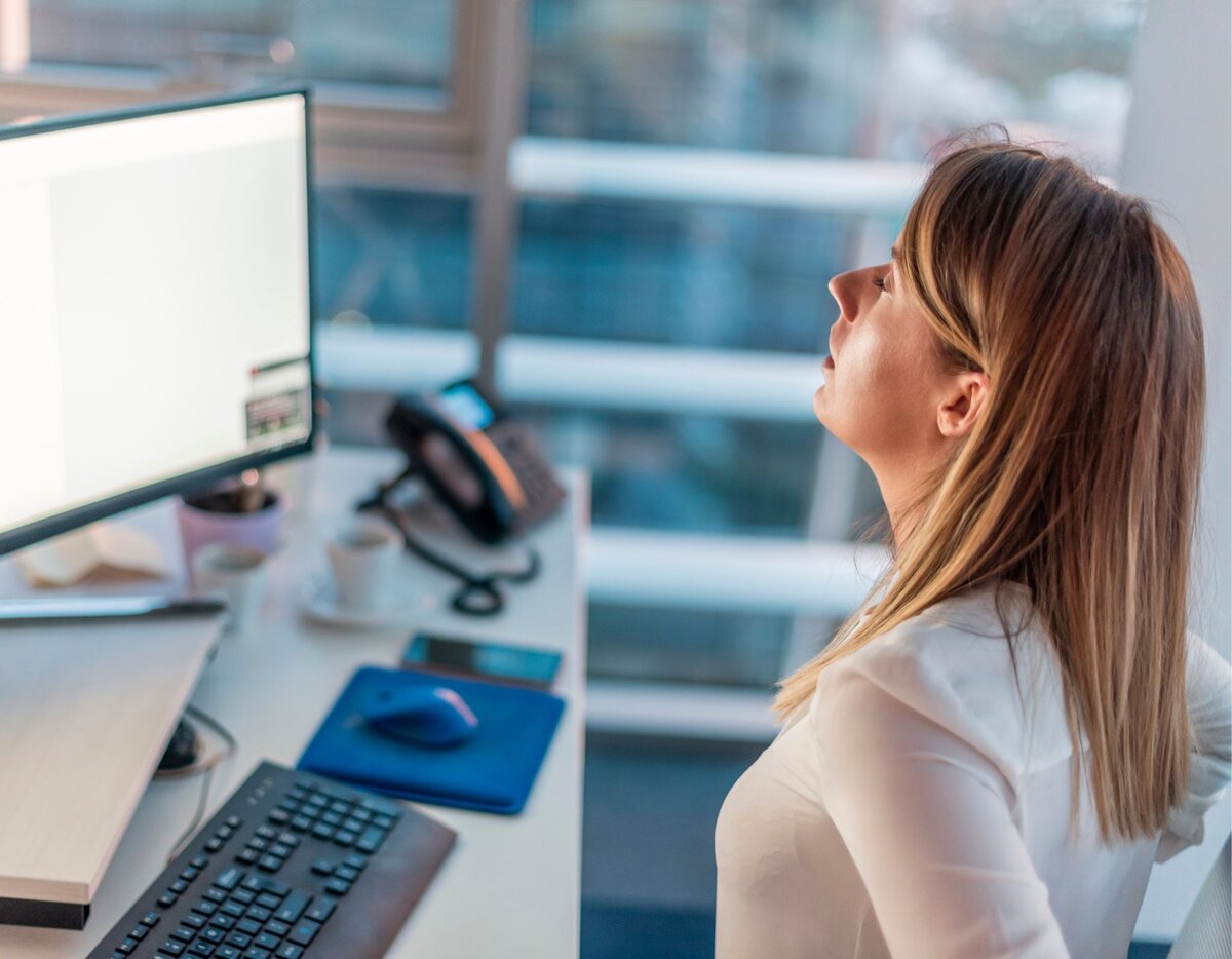 После данной работы. Женщина предприниматель. После данной работы. Люди на работе работают. Женщина менеджер.