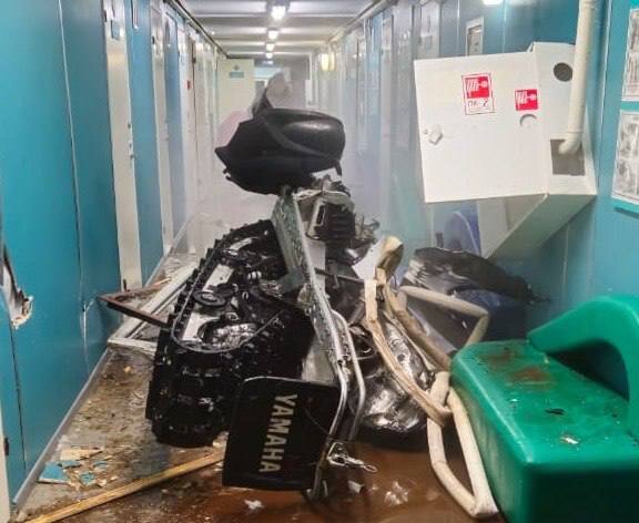    Снегоход влетел в здание больницы. Фото: ГУ МВД по Красноярскому краю