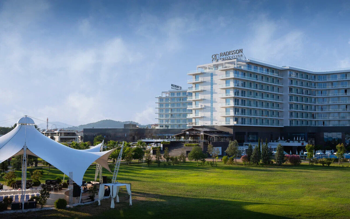 В комплексе представлены номера с видом на Чёрное море и горы Кавказа. Фото: Radisson Collection Paradise Resort & SPA / Яндекс Путешествия 