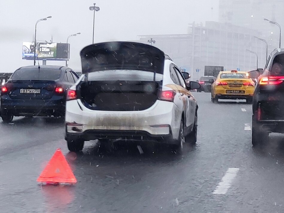 Вторую машину не видно. А она есть!