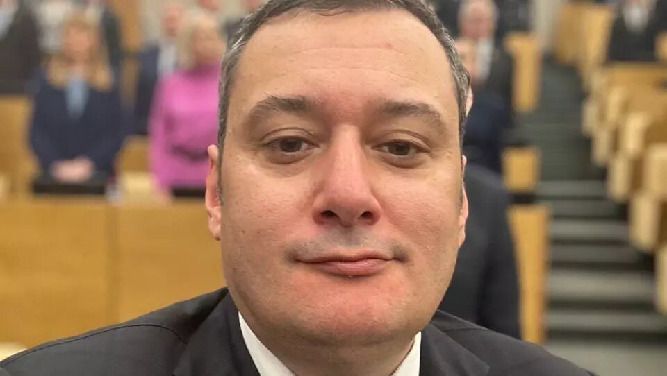     Депутат Госдумы Александр Хинштейн прокомментировал скандал с нижегородкой, которую арестовали якобы из-за радужных сережек. Он назвал решение суда об аресте странным и выразил надежду на то, что его отменят. На эту тему он высказался в своем Telegram-канале.