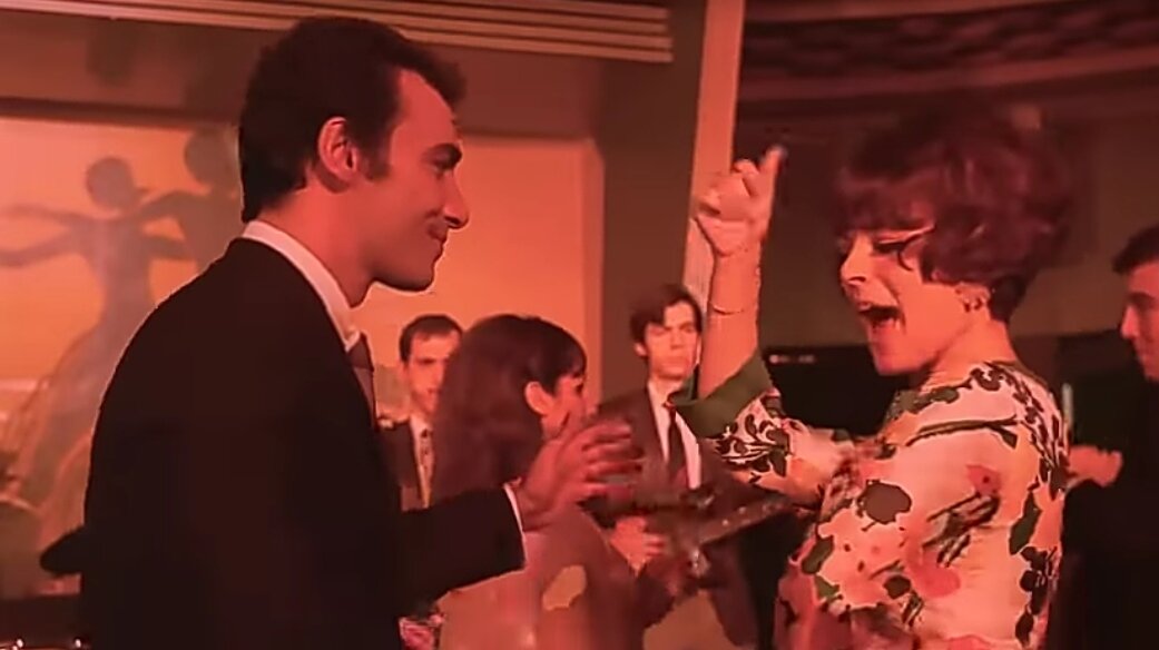 Молодежь москвы. Места для развлечений. Парк музеон в горького в москве в парке. Батутный центр облака самара тц московский. Интересные места в сочи для подростков.