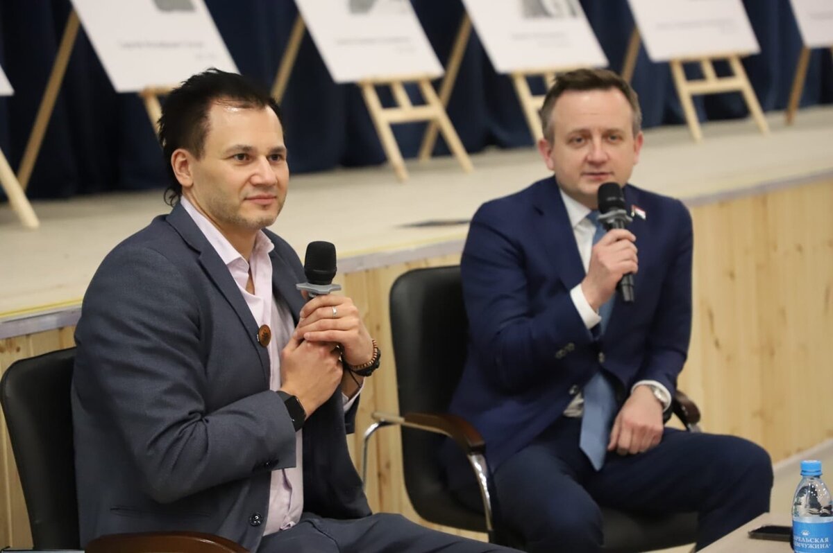 Мужчина за столом в офисе. Мужчина в офисе. Счастливые люди в офисе. Работник офиса. Директор живет на работе работы.