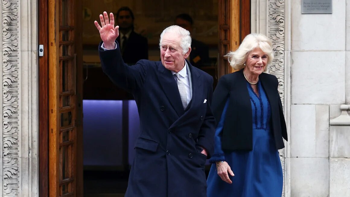 Король Карл покидает больницу вместе с Камиллой. Фото Getty Images