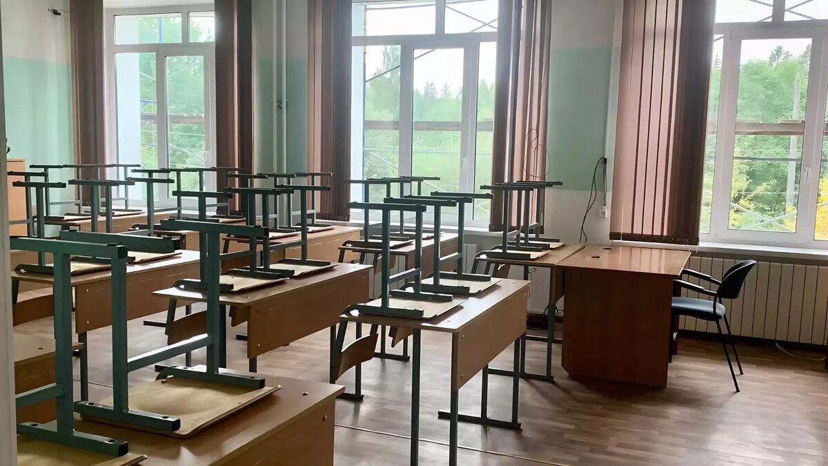     По словам педагогов, глава школы требовал к себе беспрекословного подчинения.