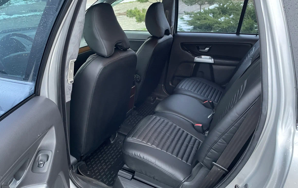 Салон Volvo XC90 выполнен из качественных материалов и надолго сохраняет презентабельный внешний вид