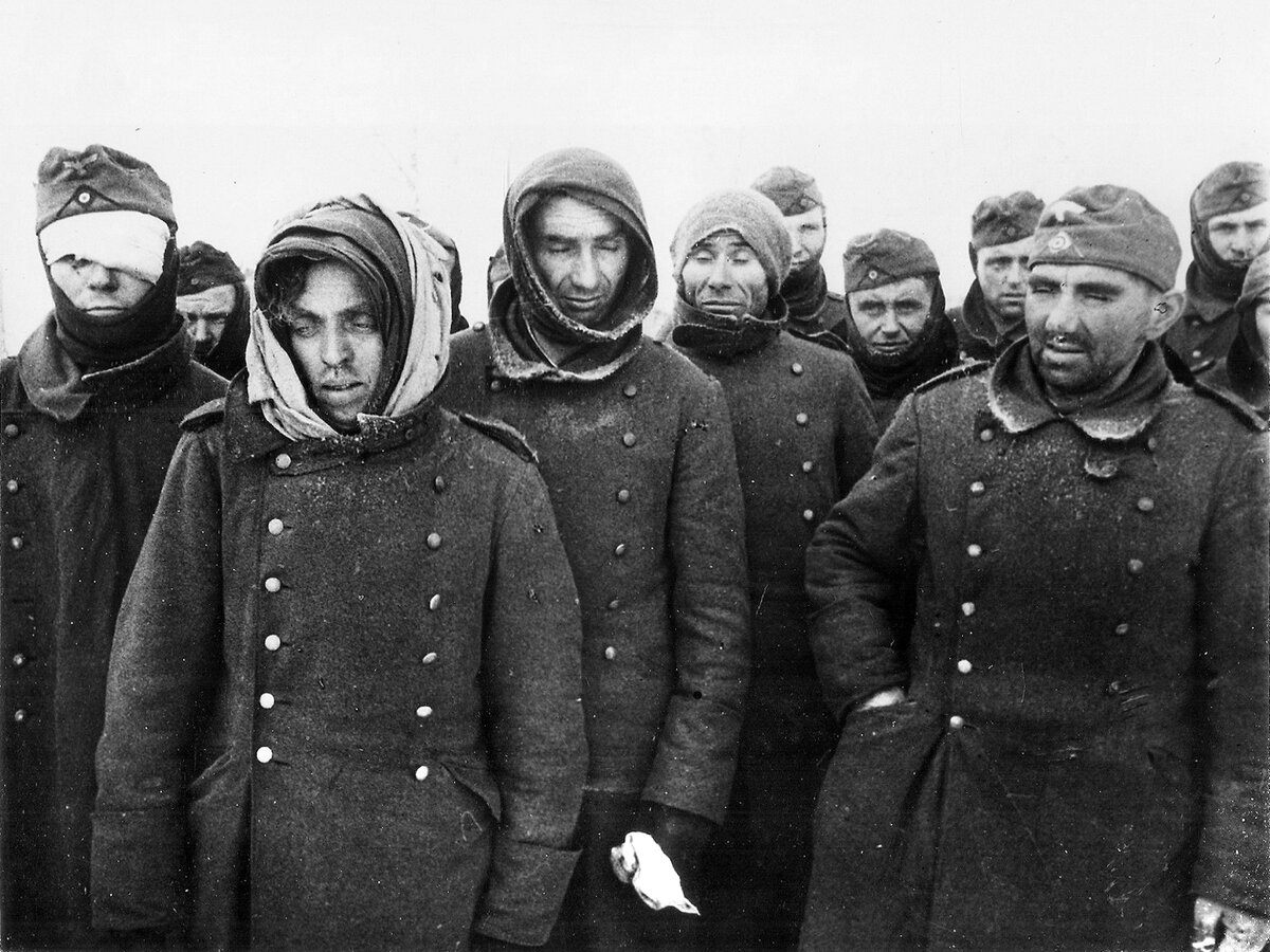 Немецкие военнопленные, захваченные Красной Армией в Сталинграде. Январь 1943, автор неизвестен 
