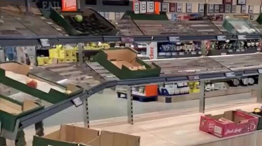 конкуренция магазинов продуктовых. продуктовый магазин внутри. овощи. конкуренция магазинов продуктовых. прилавок с едой.