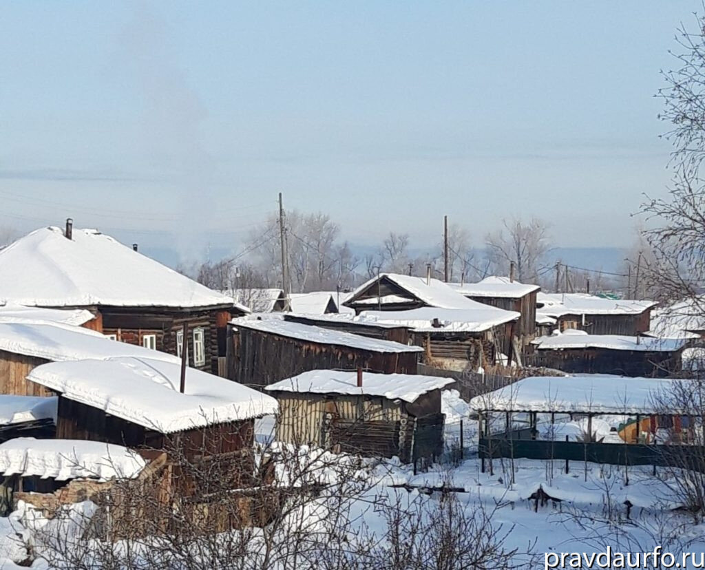 Деревенские дома сейчас. Старые дома в деревне. Ламерье крестецкий район. Африканская деревня. Деревня.