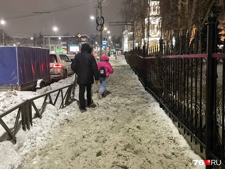 Снежная каша на тротуарах города