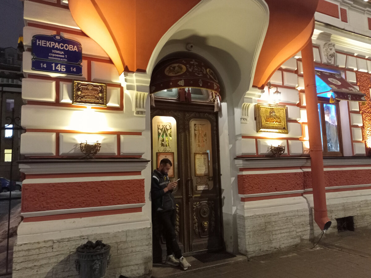 Петербург люди. В петербурге много мест. Санкт-петербург экскурсии. Необычные места в питере для съемки. Экскурсовод иссаковский собор.