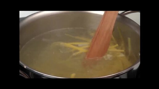 Как сварить соленую. Вареная соль. Сало в рассоле с чесноком в кастрюле. Сало пятиминутка. Сало в рассоле горячим способом.