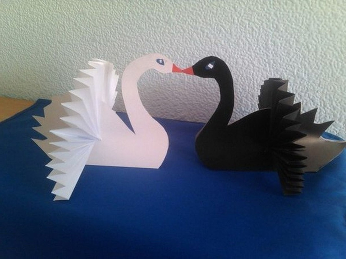 Лебеди из бумаги для детей. Поделка лебедь. Поделка лебедь объёмная. Лебедь из бумаги своими руками. Объемный лебедь из бумаги.