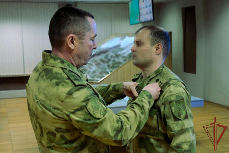 замминистра обороны рф тимур иванов. министр обороны рф генерал армии с. вручение наград в госпитале. собрание военнослужащих. вручение наград военнослужащим.