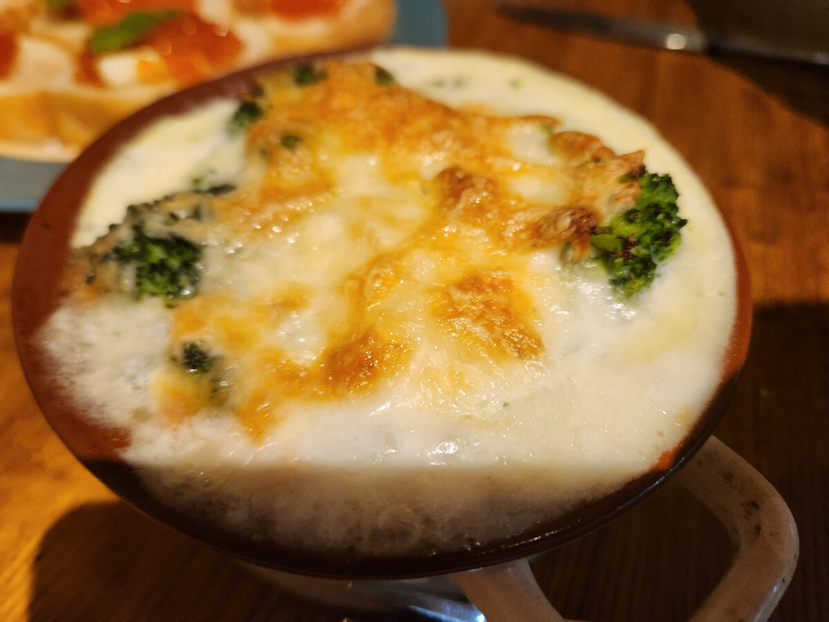 Запеканка с форелью и брокколи. Брокколи в сливочном соусе с сыром. Брокколи в духовке запеченные со сливками. Брокколи в духовке с сыром. Брокколи в духовке запеченные со сливками.