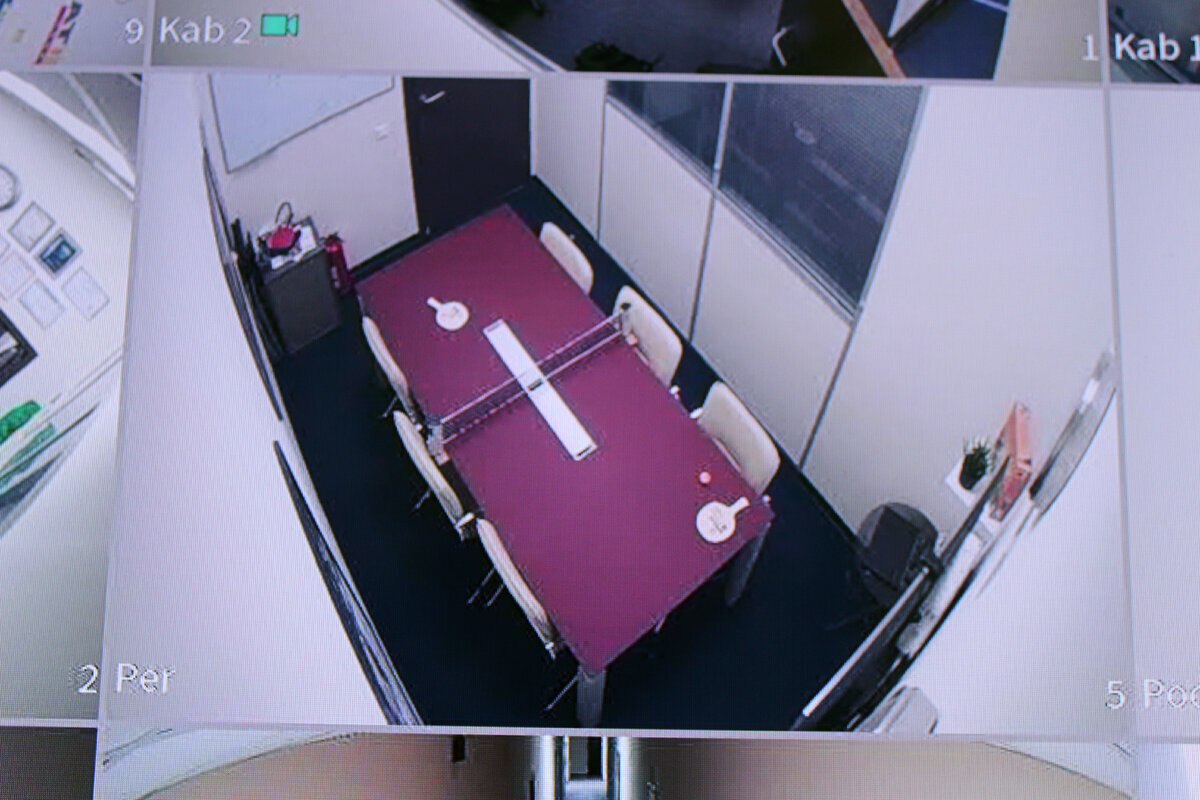 Вид стола для тенниса с камеры видеонаблюдения