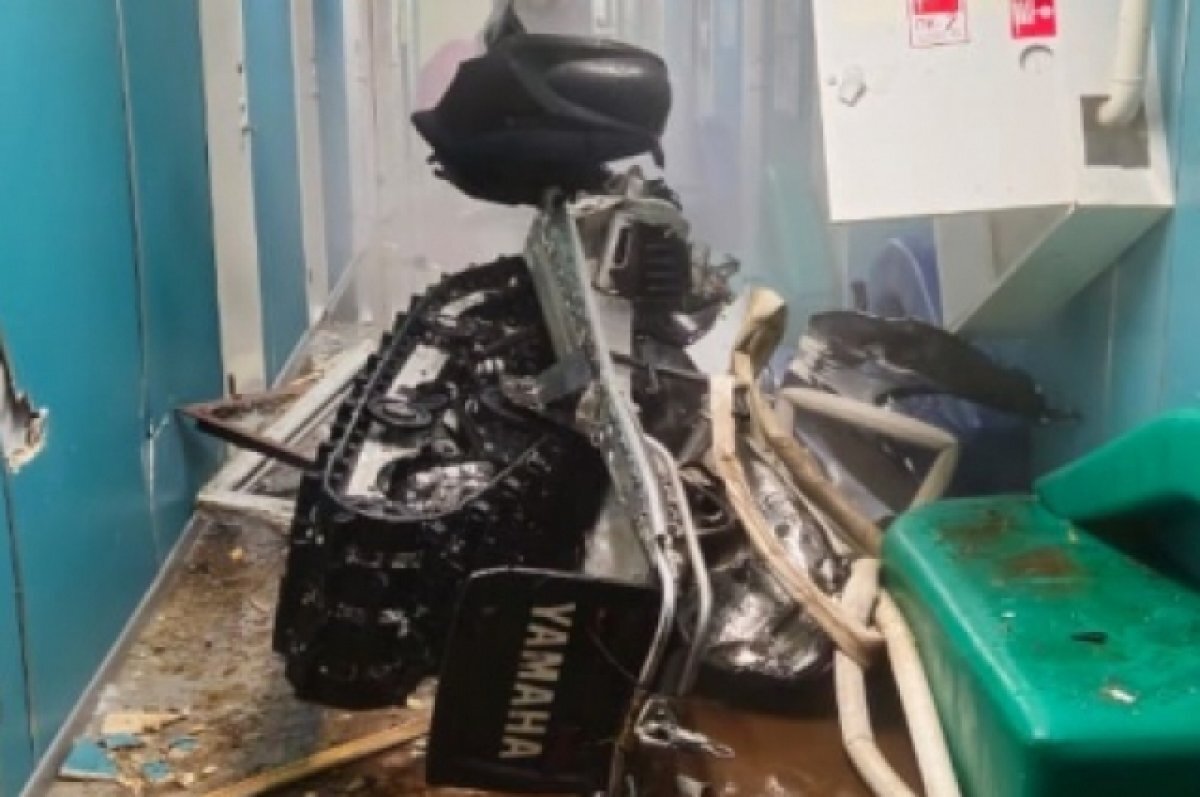    Снегоход снёс всё на своём пути.