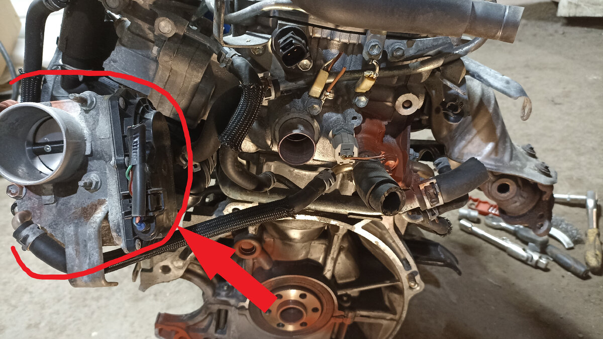 Дроссельная заслонка демонтируется вместе с впускным коллектором и вместо него устанавливается коллектор со старого мотора.