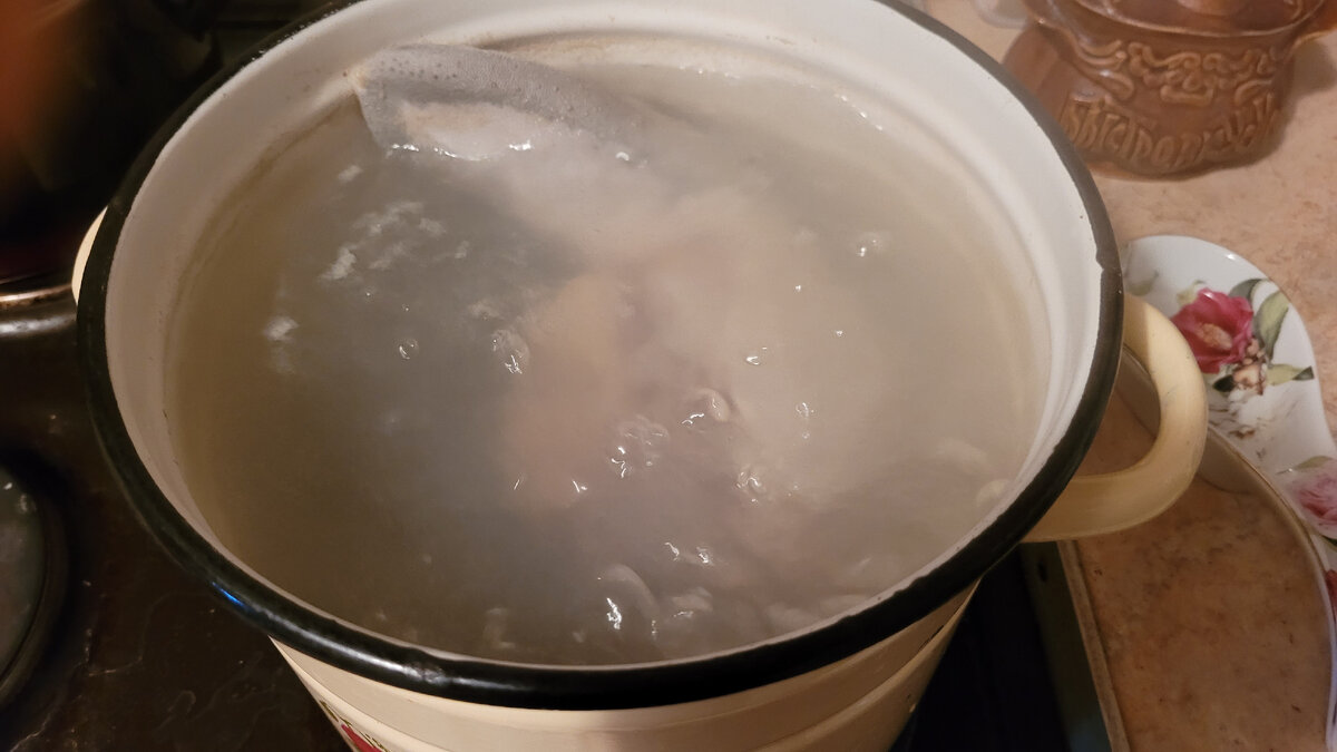 суп в кастрюле. сотейники с овощами. как правильно их готовить. как готовить млкорыноы. каша из ресторана.