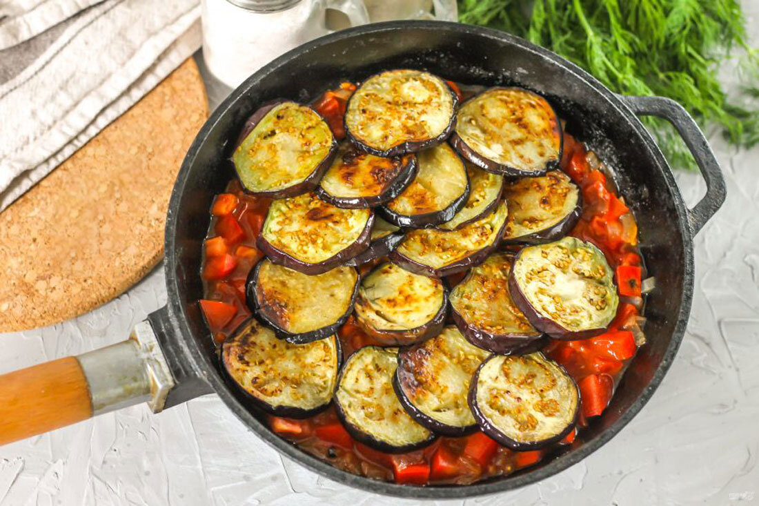 Жареные баклажаны с морковкой и луком. Пикантная закуска из баклажан. Баклажаны жареные с луком. Баклажаны по гречески. Баклажаны с морковью и луком на зиму.