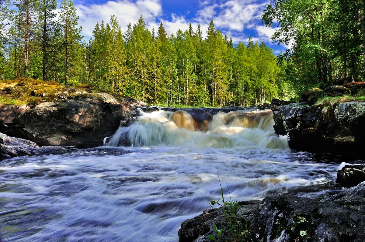 Водопад Кивач, Горный парк Рускеала, Остров Кижи, Соловецкий архипелаг, Петрозаводск, Валаамский монастырь, Национальный парк Паанаярви, Музей-заповедник «Кижи», водопады, пещеры, музеи, парки, экскурсии по рекам и озерам.