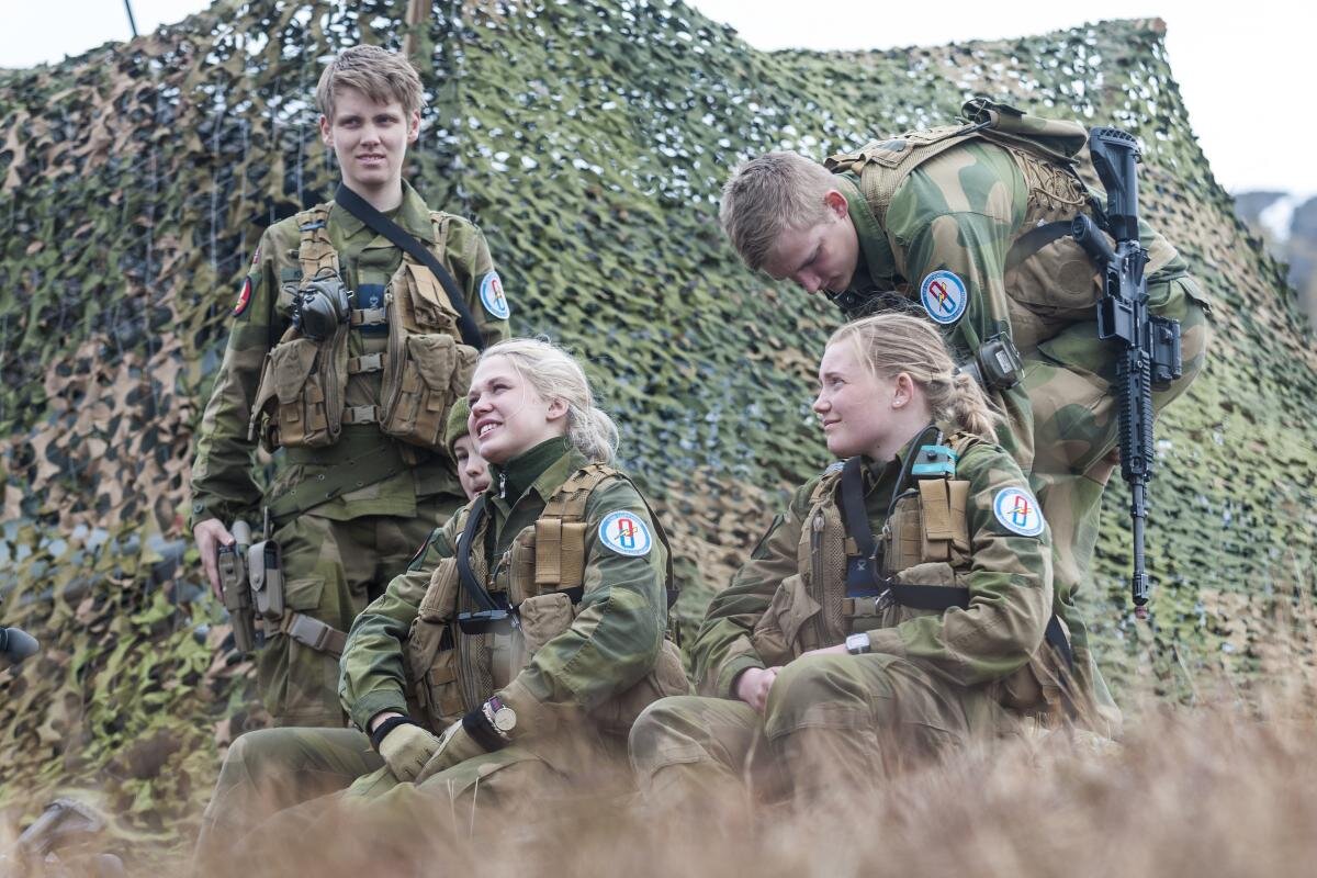 Солдаты в шинелях великая отечественная война. Песни о войне. Жду с войны. Военные годы. Женщины солдаты великой отечественной войны.