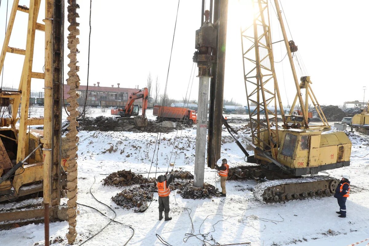 инженер на заводе. обслуживание зданий. эксплуатация зданий и сооружений. технический надзор в строительстве. строительная экспертиза.