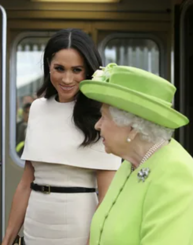 Жена военного. Парень вернулся из армии прикол. Ждал ждал и не дождался. Демотиватор дождалась парня из армии. Дождалась парня из армии мем.