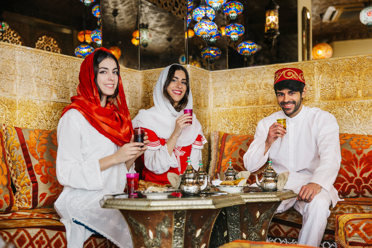 Мусульманские рестораны. Гостеприимство арабов. Гостеприимство в ОАЭ. Арабы в ресторане. Застолье в ОАЭ.