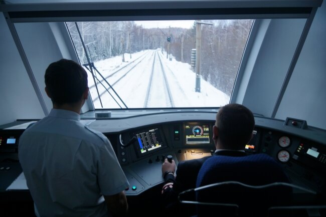 вакансии на жд транспорте. монтер пути ржд. грузовая железнодорожная станция. профессия помощник машиниста тепловоза. вакансии на жд транспорте.