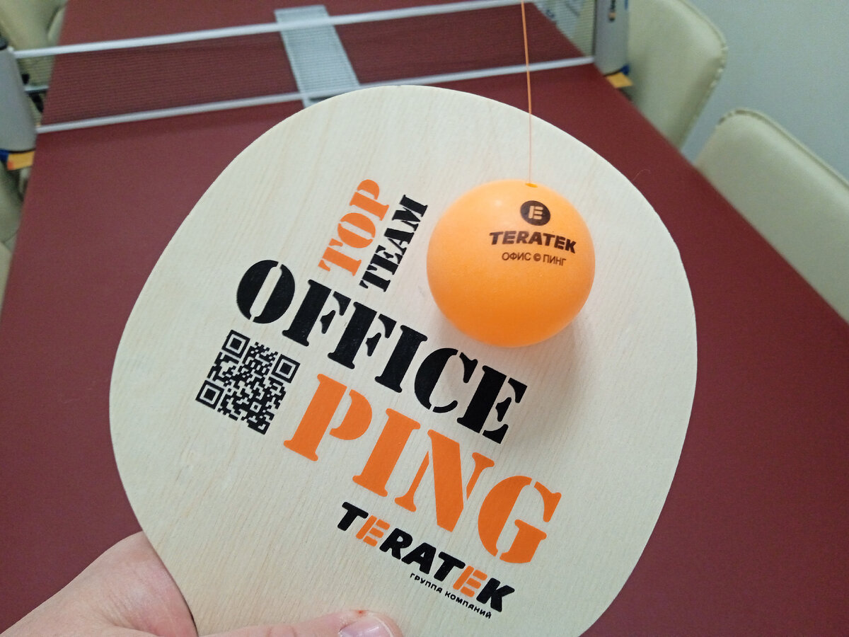 Теннисный мячик подвешен на леске к потолка типа «Армстронг» за крючком с неодимовым магнитом