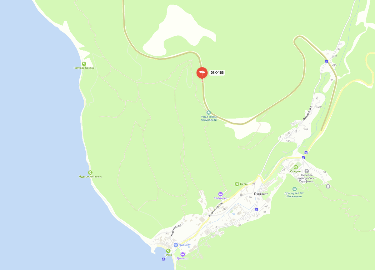 Машины стоят вдоль дороги