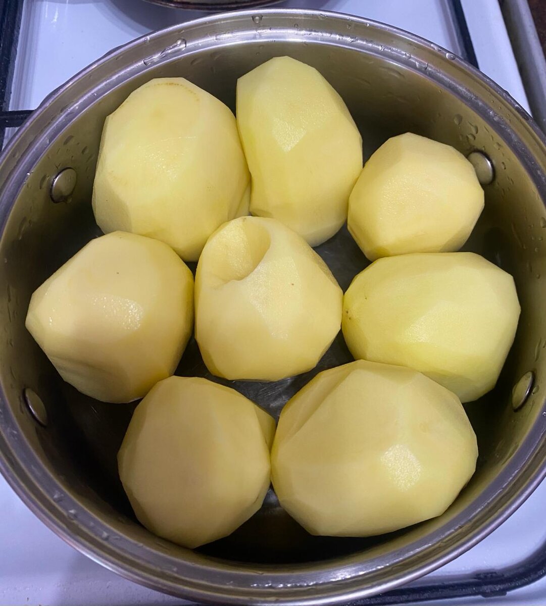 Картошки чистим, сколько помещается в кастрюльку.