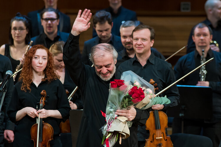    Буквально за несколько дней до события пришла неожиданная новость, что премьерой спектакля 2 февраля будет дирижировать один из главных людей в современной отечественной культуре, ныне руководитель Большого и Мариинского театров Валерий Гергиев