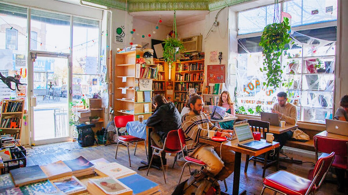 Книжное кафе в Нью-Йорке. Источник: TimeOut