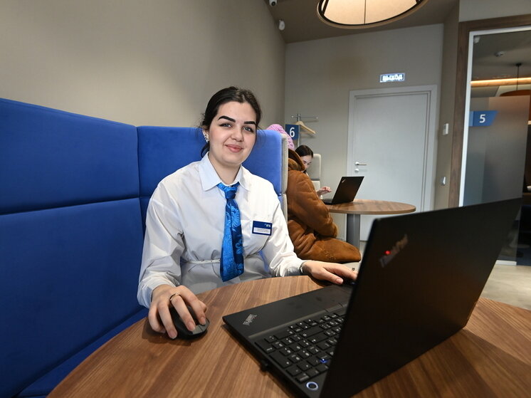 женщина менеджер. офис с сотрудниками. люди в офисе. офисные девушки. сайферлинг анна викторовна.