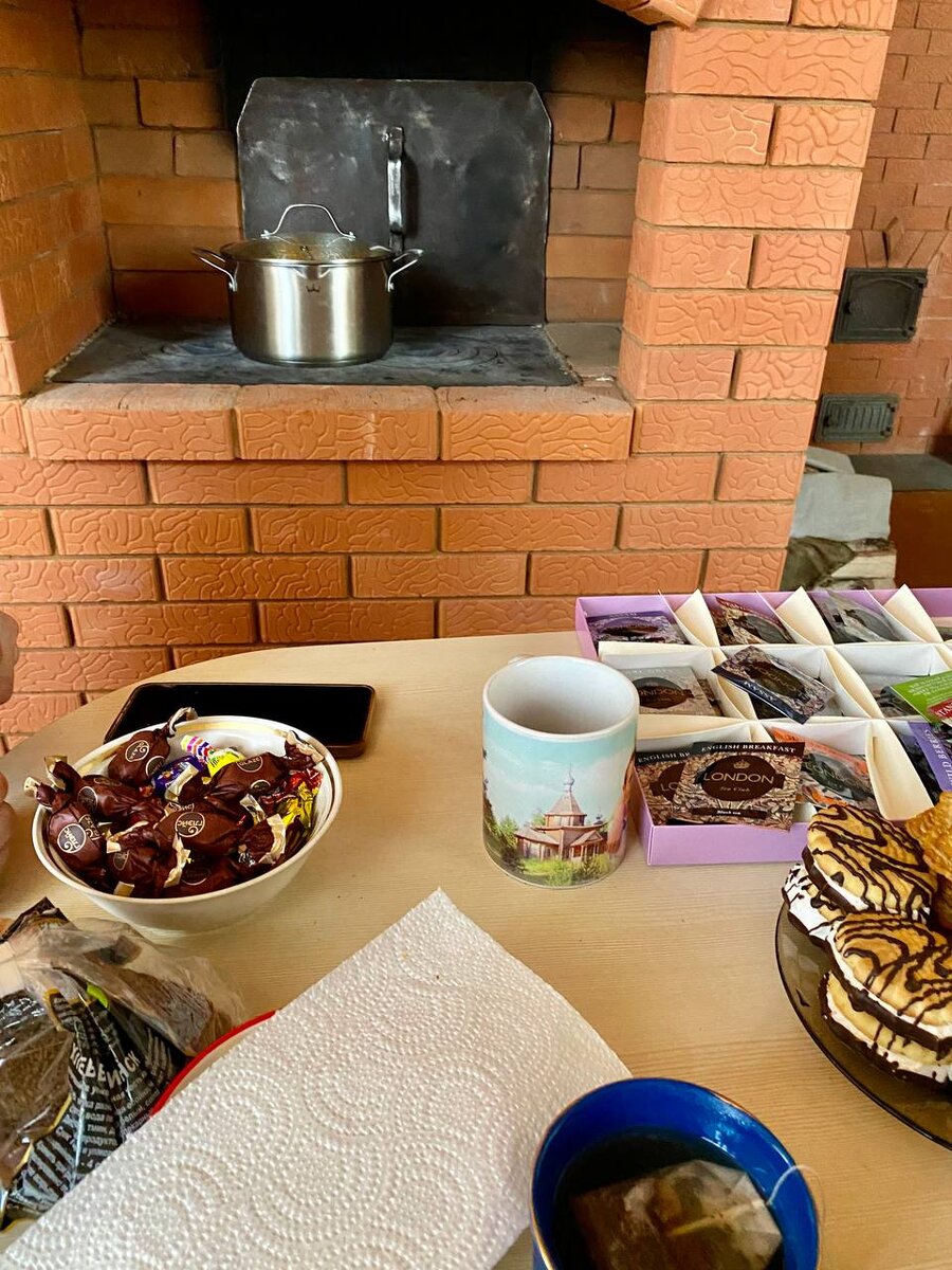 Чаепитие. На заднем фоне находиться, та самая печь.