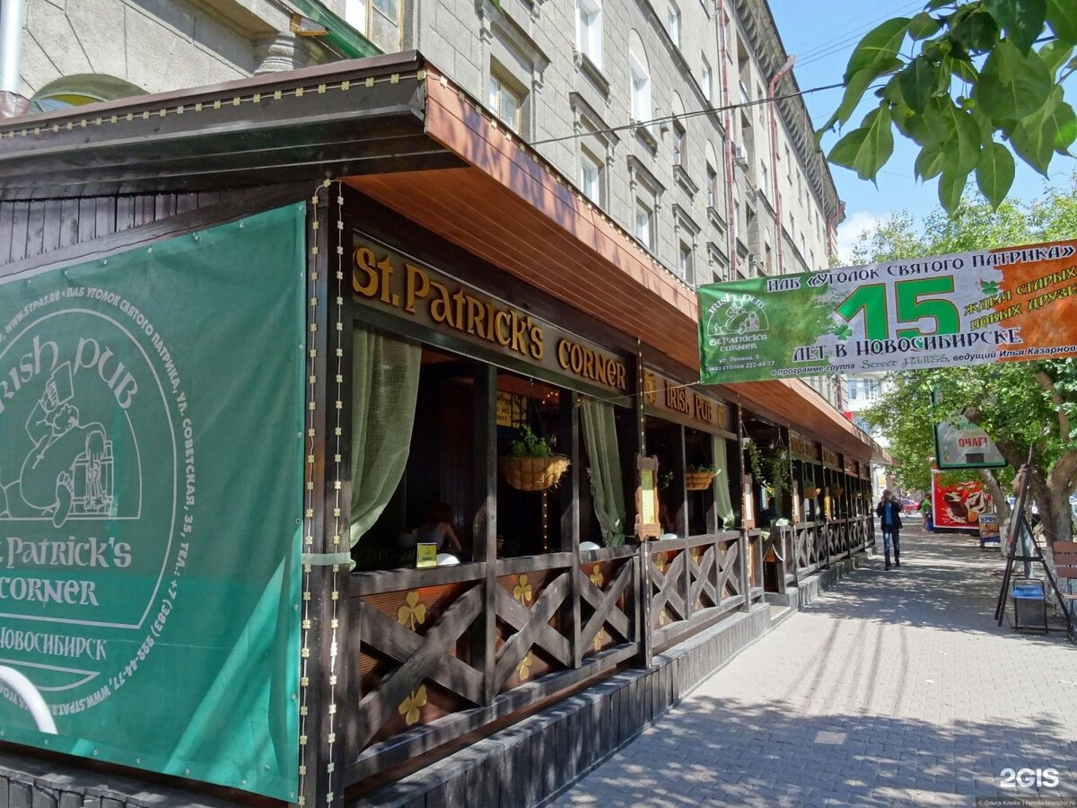 с тех пор бар обзавелся приличным летником