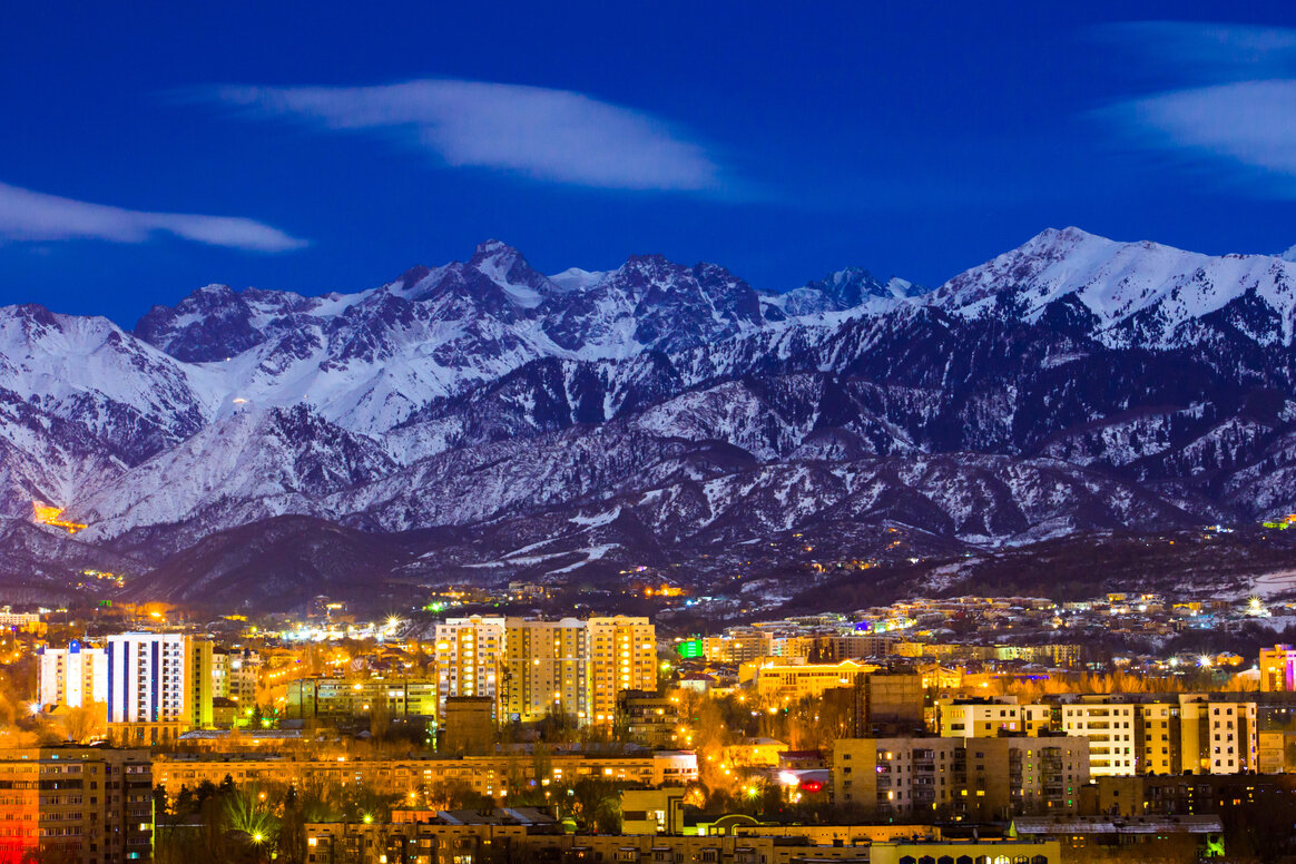 красивый город в окружении гор