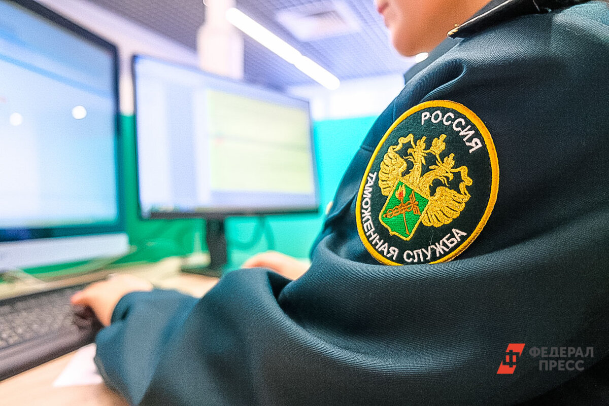 Сотрудники таможни выяснили, что в контейнерах была спрессованная в вакуум военная форма.  Фото: Полина Зиновьева