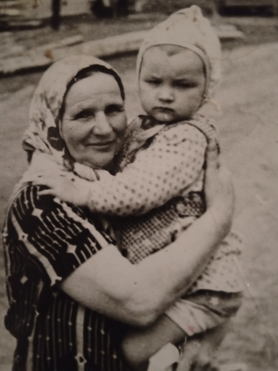 Мне 2 года, с бабушкой Анной.