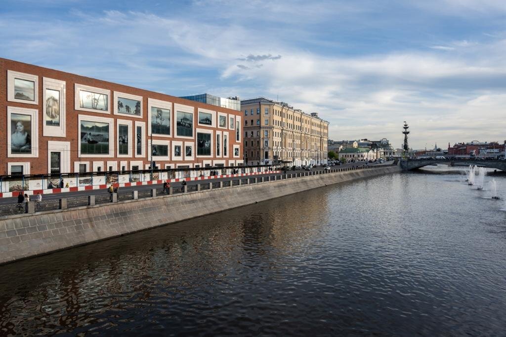 фото с сайта https://www.speech.su/ru. Фасад напоминает развеску картин в доме основателя галереи - Павла Третьякова.