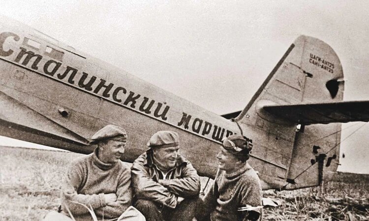 Валерий Чкалов (в центре), Георгий Байдуков (слева) и Александр Беляков после приземления на острове Удд (22 июля 1936 года).  Фото: РИА Новости 