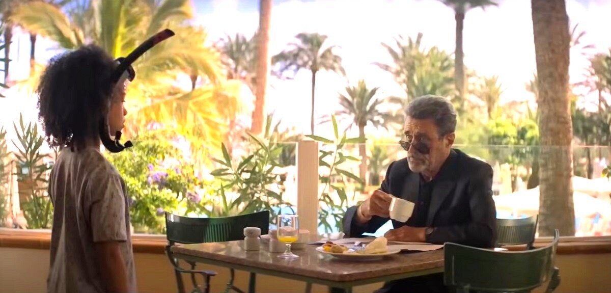 - Что вы на меня так смотрите, дедушка? Сухопутного аквалангиста ни разу не видели? - Да просто любопытно, как ты сейчас в ластах по лестнице будешь подниматься. 